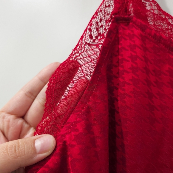 TORRID Red Satin Jacquard Houndstooth Lace Trim Cami, Like New, Size 1, 1X - Picture 6 of 14